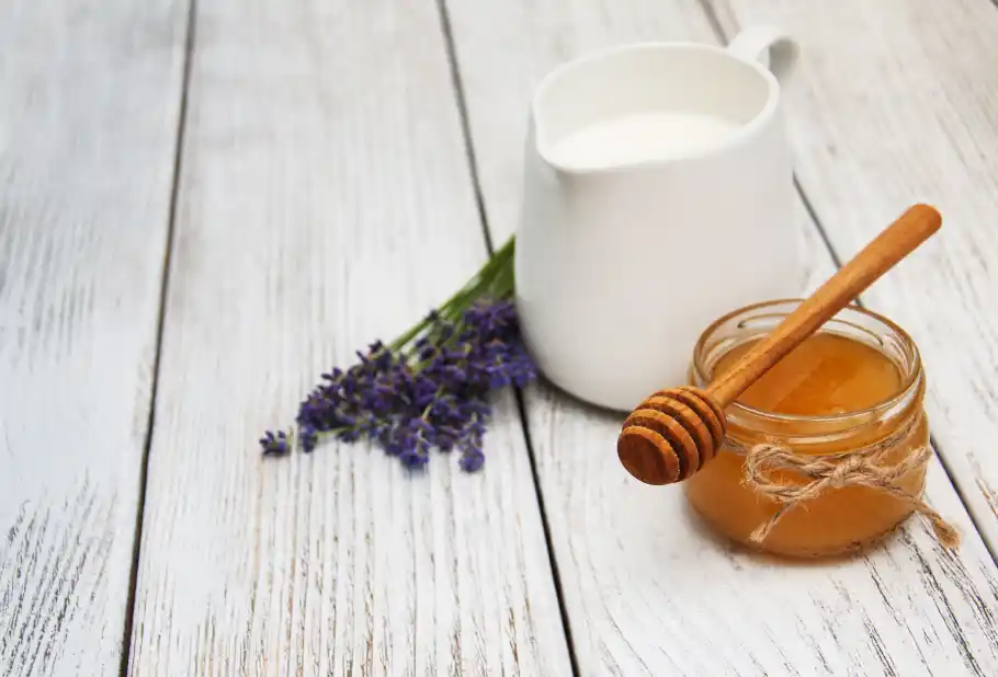 What are the benefits of honeyed milk