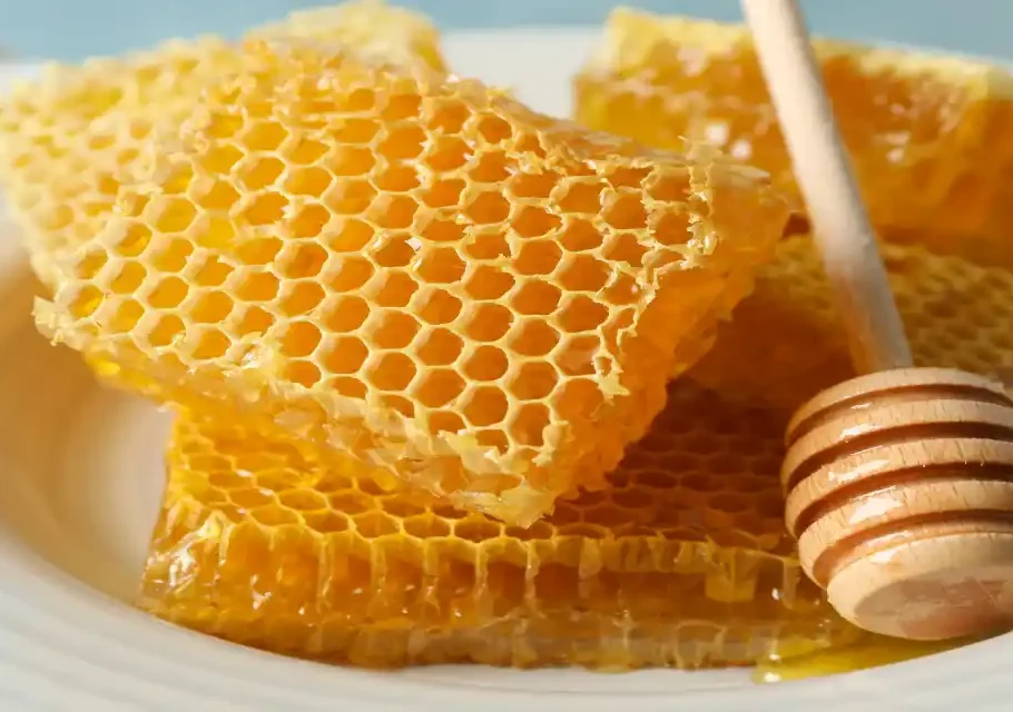 Honeycomb Honey vs. Strained Honey Which Is Healthier